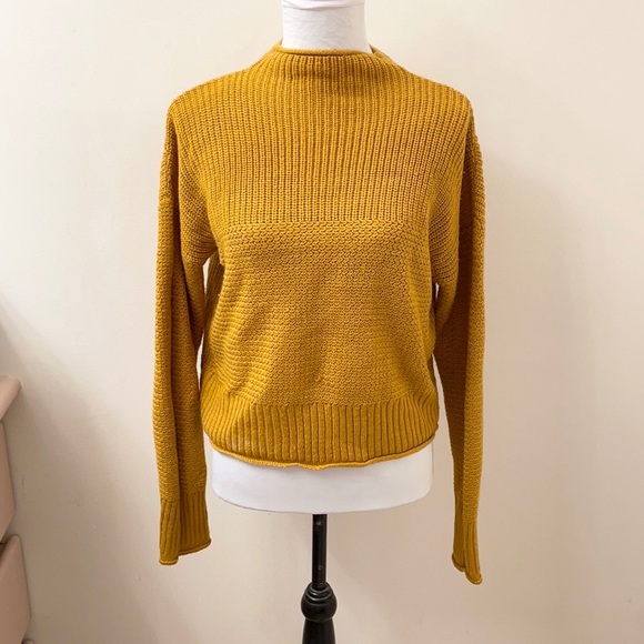 GORGEOUS COZY SWEATER 🍂🍁 - Picture 3 of 6